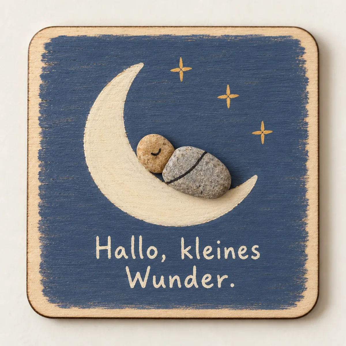 Handgemachter Schmölli „Hallo, kleines Wunder“ auf einer farbig bemalten Holzplatte