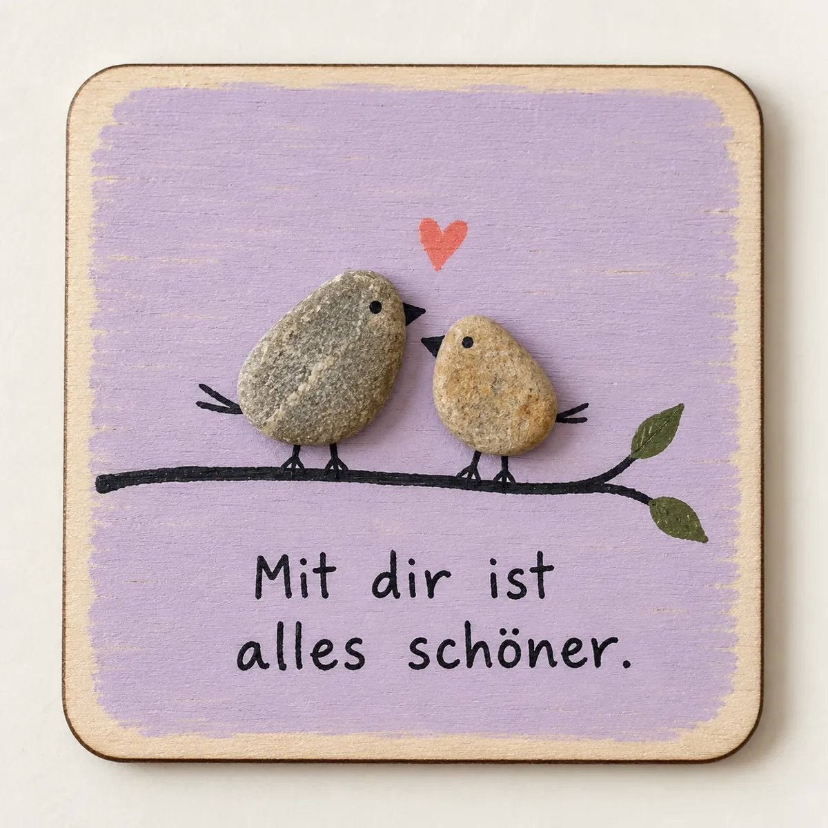 Handgemachter Schmölli „Mit dir ist alles schöner“ auf einer farbig bemalten Holzplatte