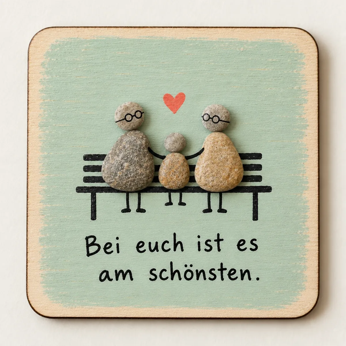 Handgemachter Schmölli „Bei euch ist es am schönsten“ auf einer farbig bemalten Holzplatte