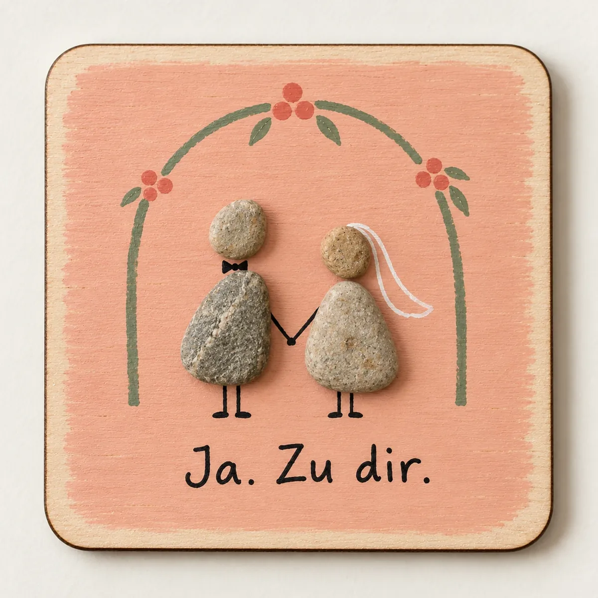Handgemachter Schmölli „Ja. Zu dir.“ auf einer farbig bemalten Holzplatte
