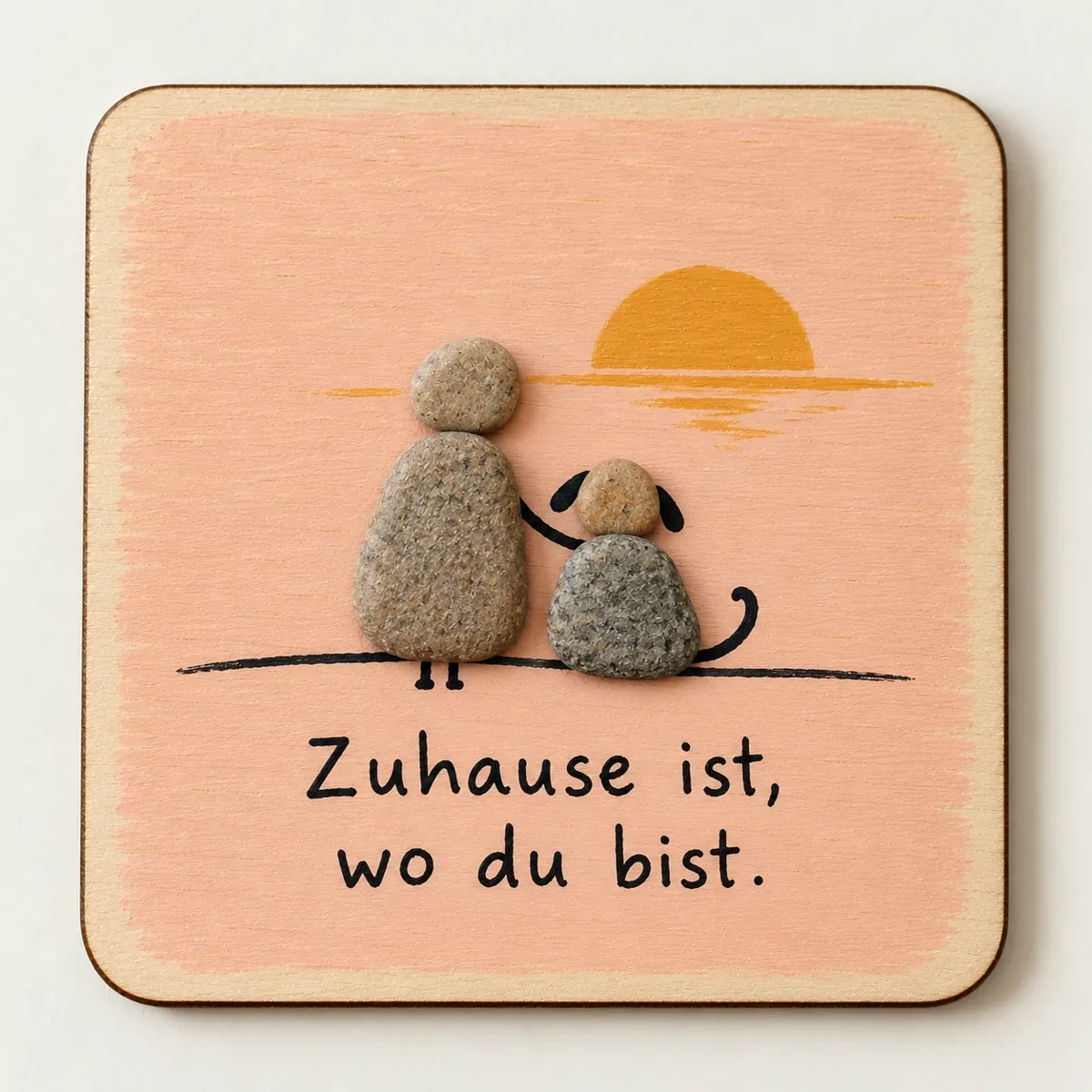 Handgemachter Schmölli „Zuhause ist, wo du bist“ auf einer farbig bemalten Holzplatte