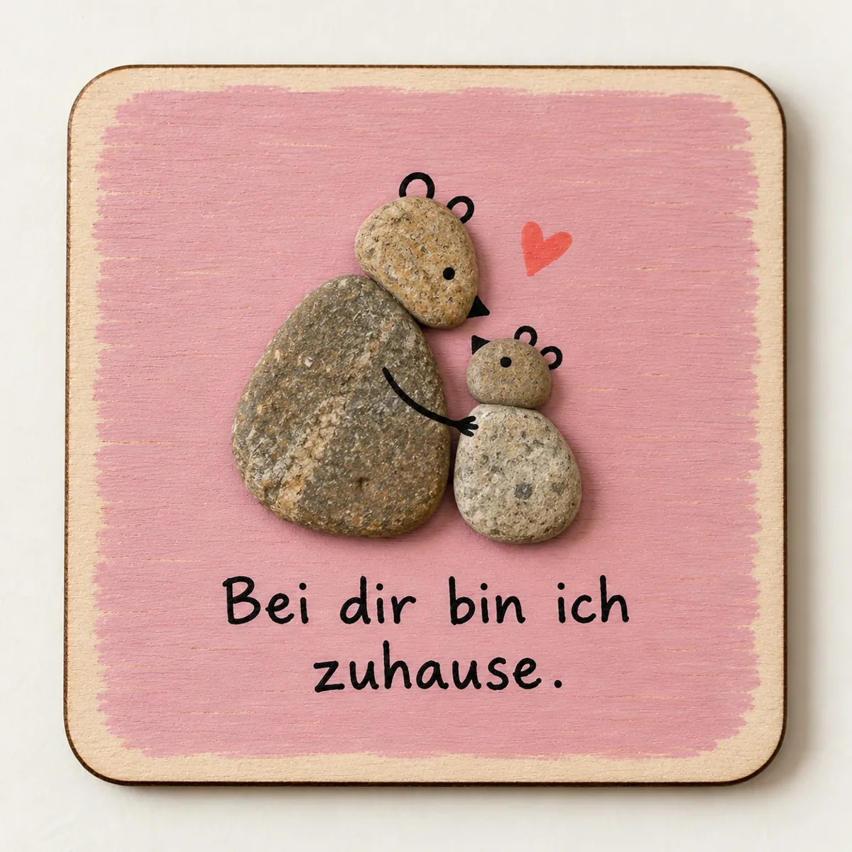Handgemachter Schmölli „Bei dir bin ich zuhause“ auf einer farbig bemalten Holzplatte